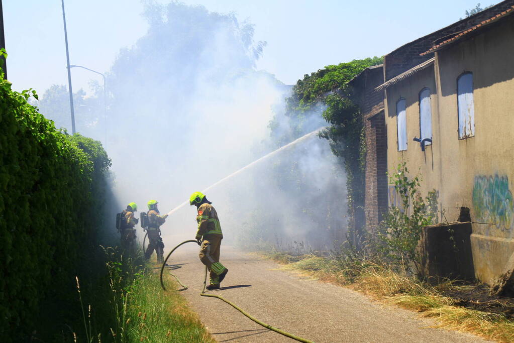 Brandweer voorkomt overslag naar loods