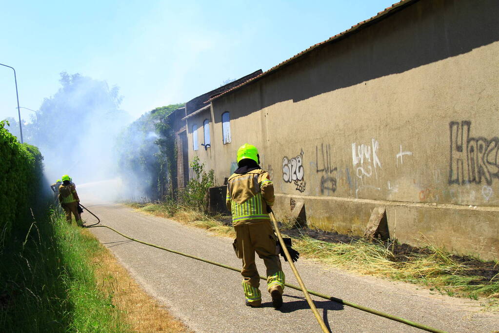Brandweer voorkomt overslag naar loods