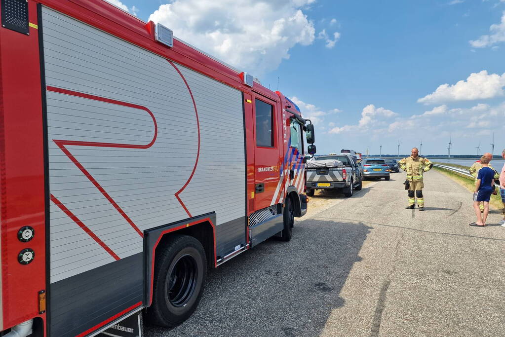 Brandweer controleert auto op brand