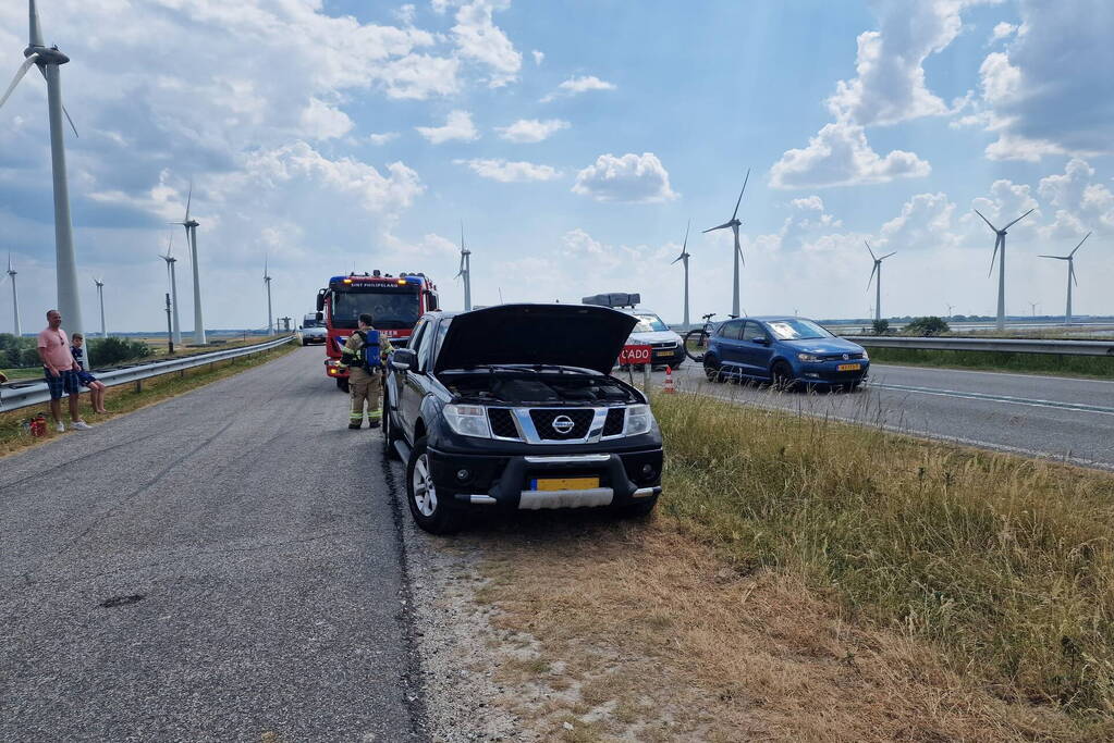 Brandweer controleert auto op brand