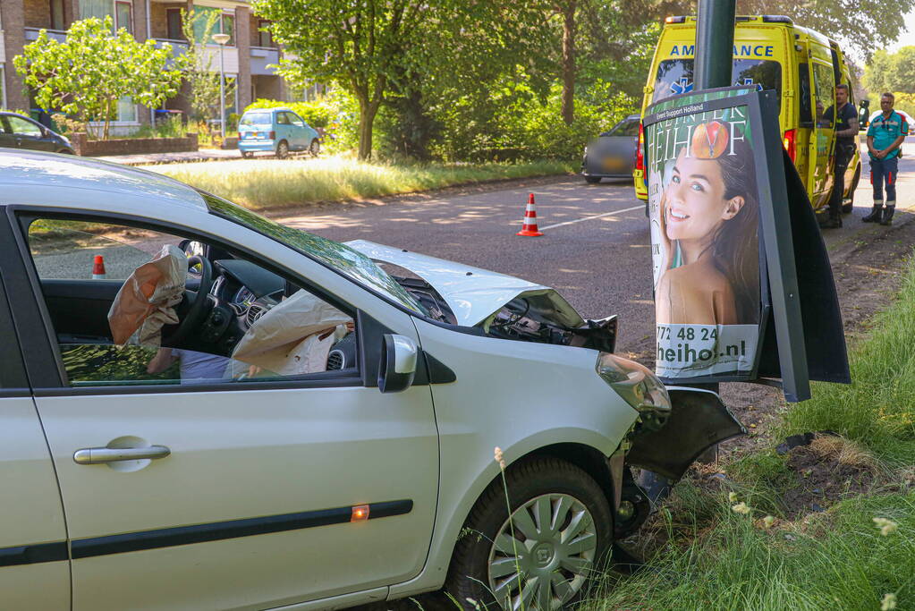 Automobiliste eindigt tegen paal