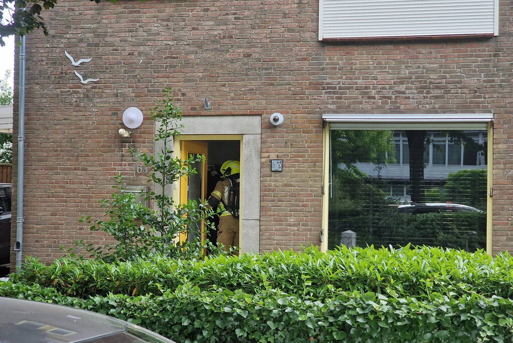 Brandweer ventileert woning na mogelijke brand