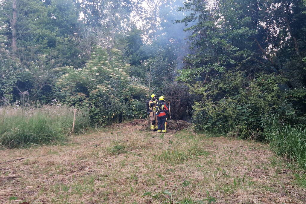 Brandweer blust hooibrand