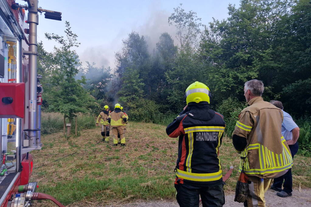 Brandweer blust hooibrand