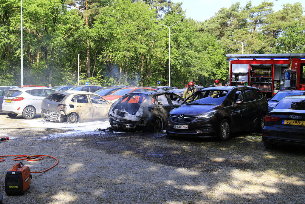 Meerdere voertuigen uitgebrand op parkeerplaats hotel