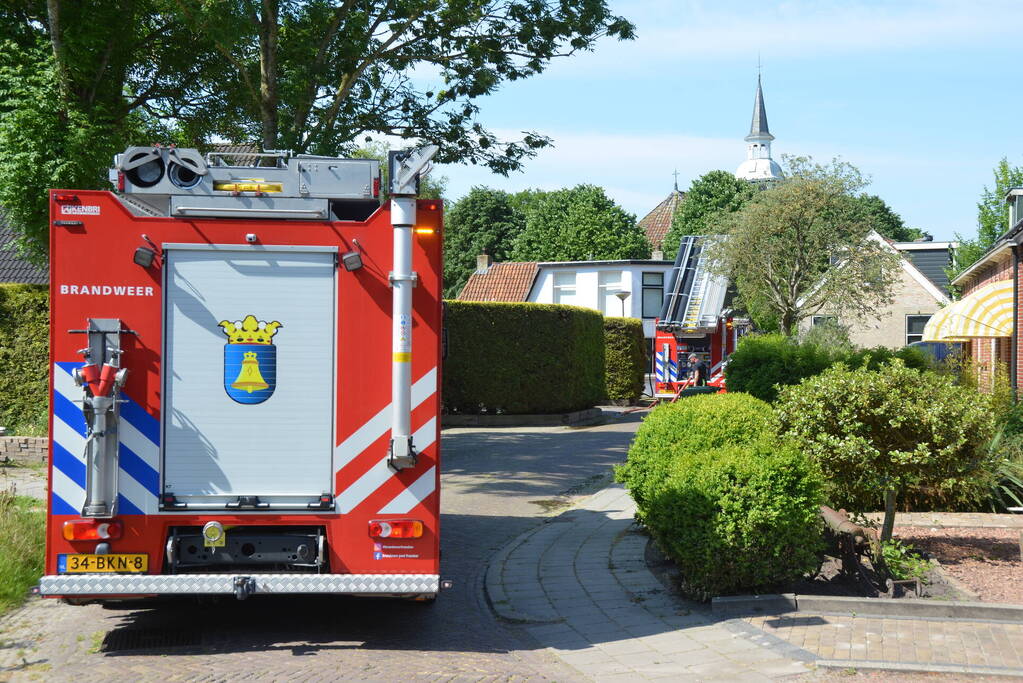 Brandweer blust dakbrand woning