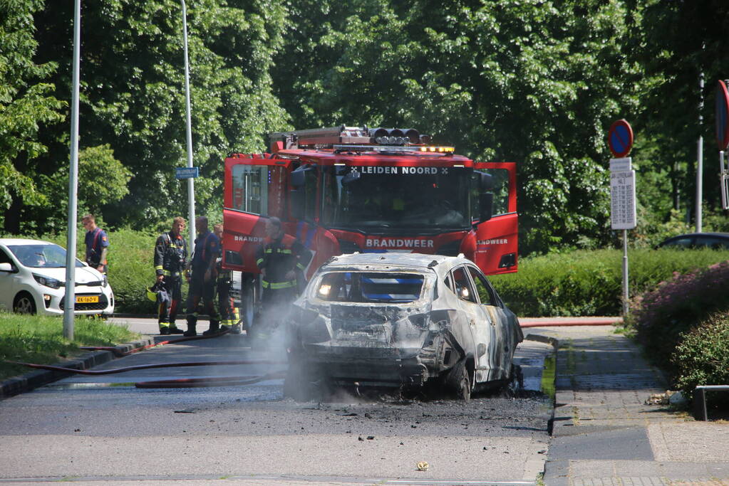 Auto brandt volledig uit