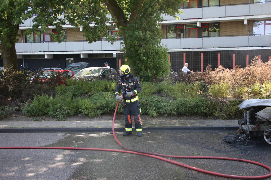 Auto brandt volledig uit