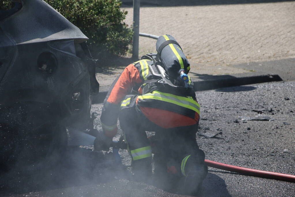 Auto brandt volledig uit
