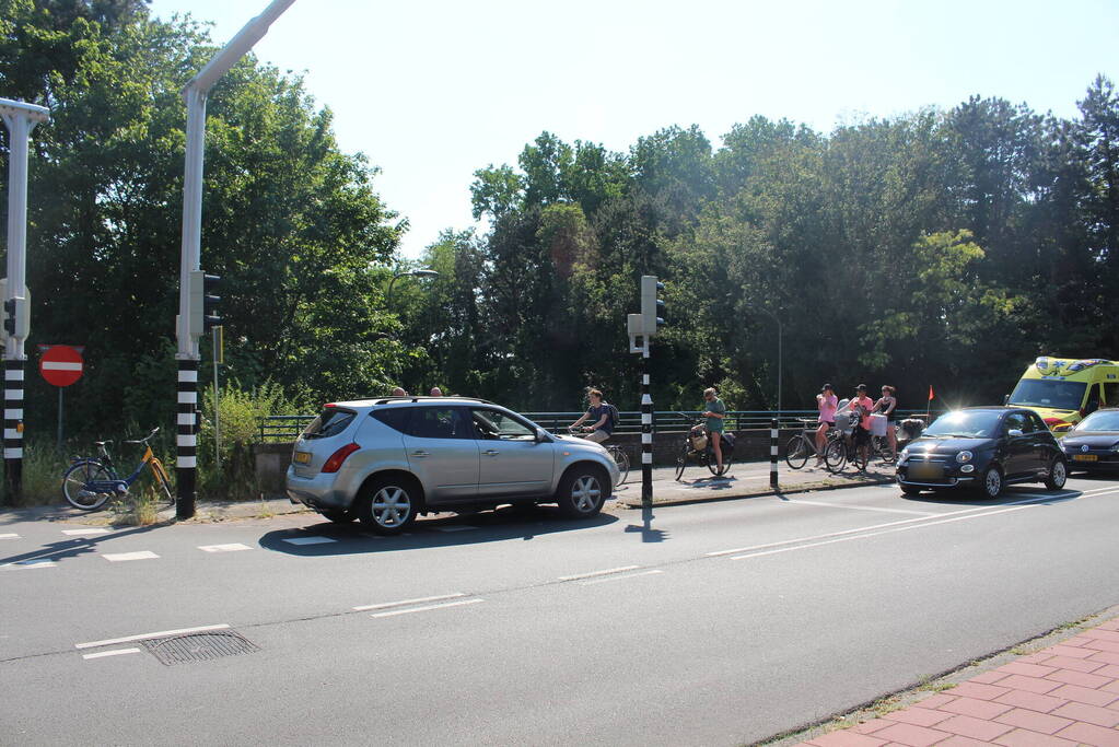 Personenauto en fietser in botsing op kruising