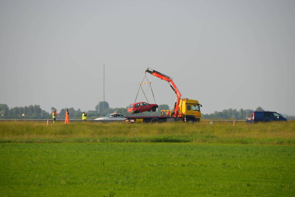 Auto raakt vangrail na eenzijdig ongeval