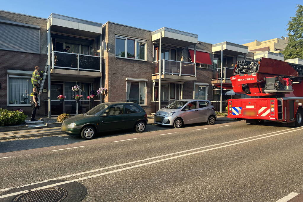 Man komt met hand tussen luifel terecht