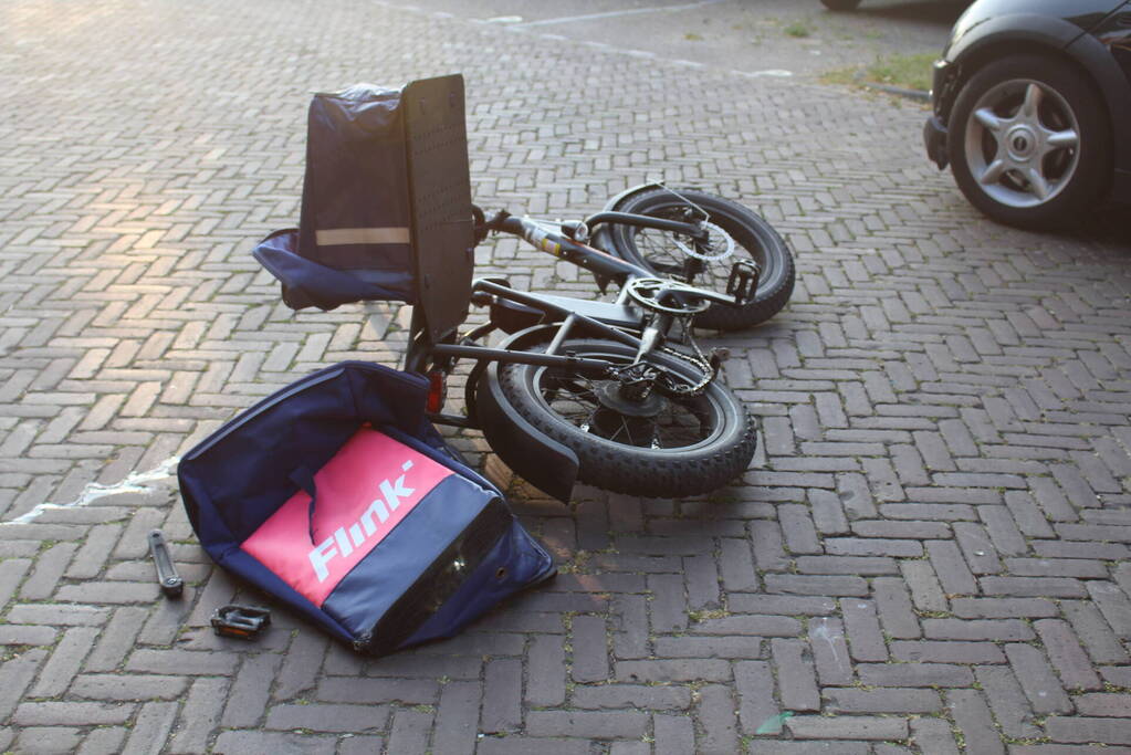 Flitsbezorger gewond bij aanrijding