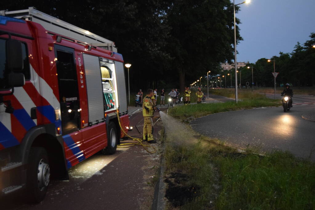 Bermbrand recht tegenover brandweerkazerne