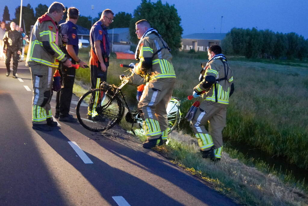 Fiets ligt dagenlang in water