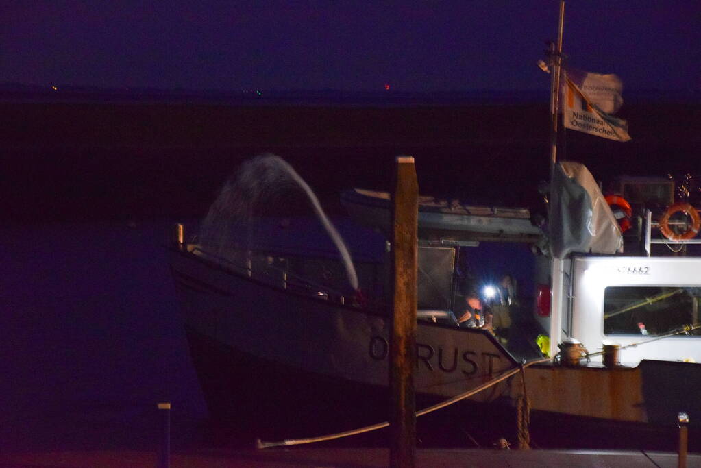 Rondvaartboot maakt water in haven