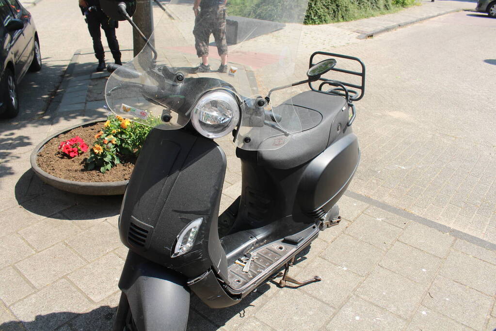 Scooterrijder botst op stenen blok