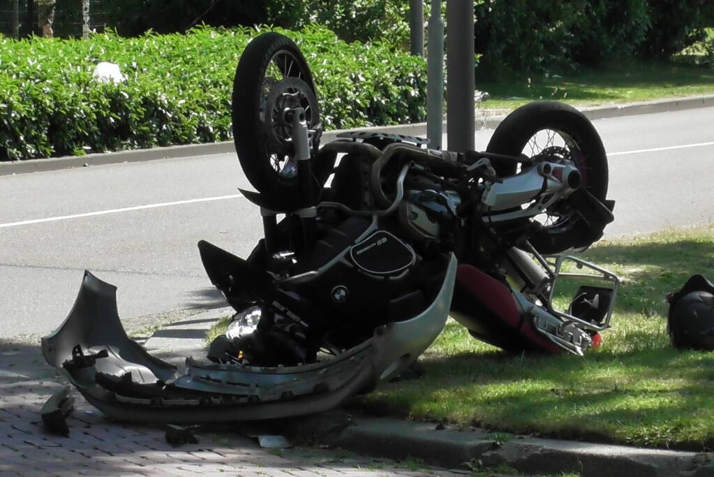 Motor belandt op de kop na aanrijding