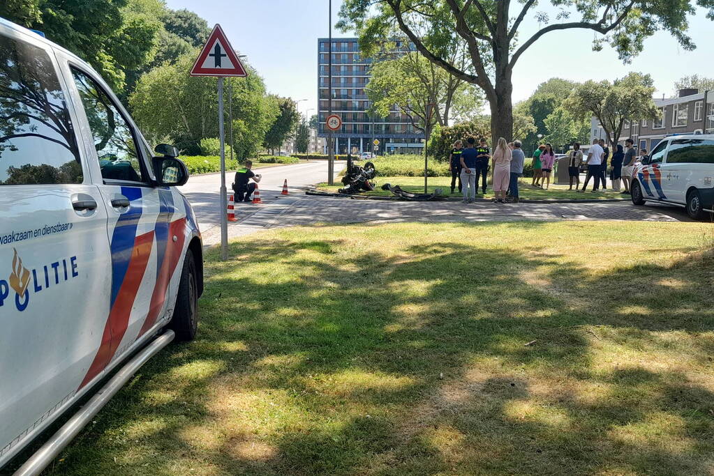 Motor belandt op de kop na aanrijding
