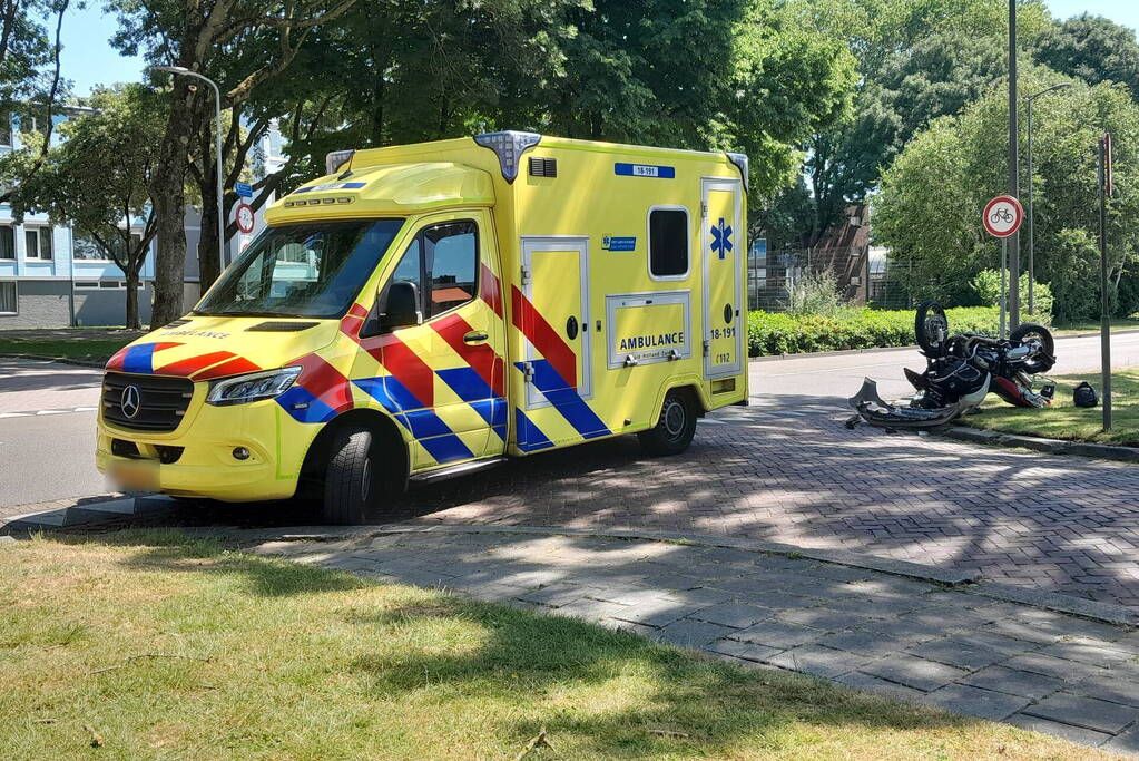 Motor belandt op de kop na aanrijding