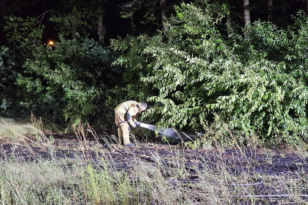 Brandweer blust brand in bosschage
