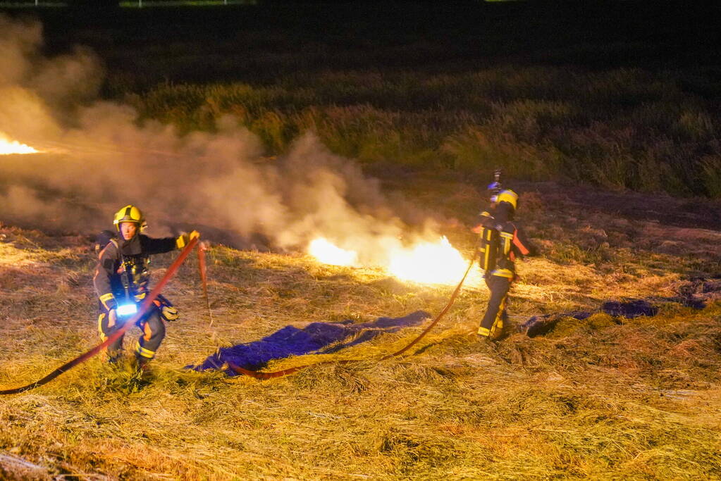 Honderd meter berm in brand