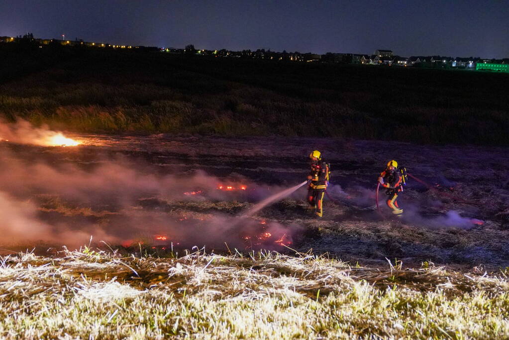 Honderd meter berm in brand