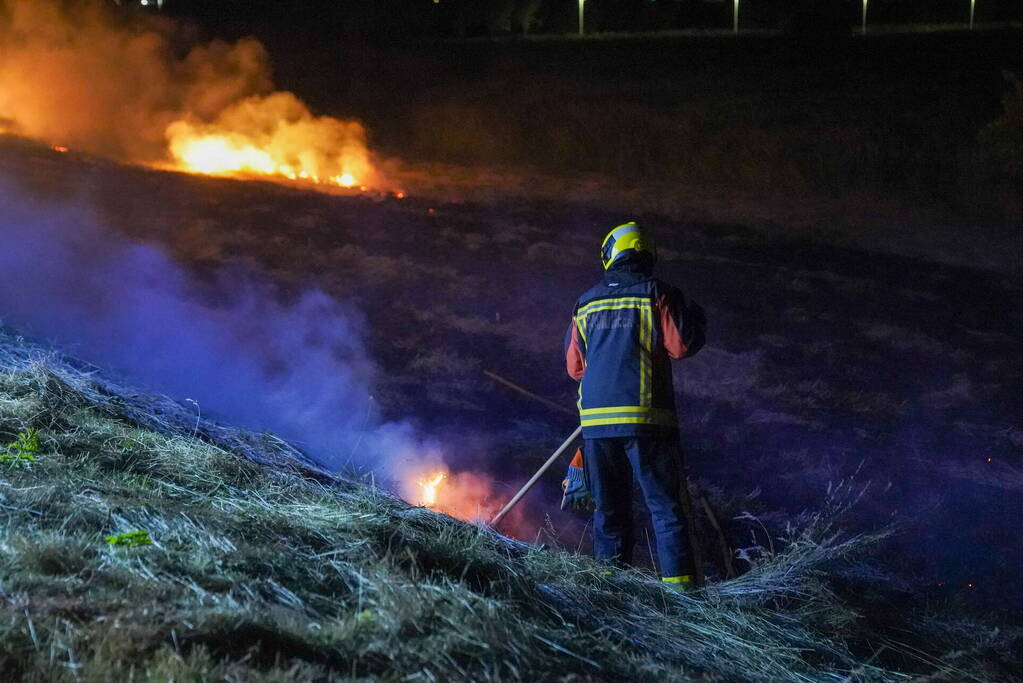 Honderd meter berm in brand