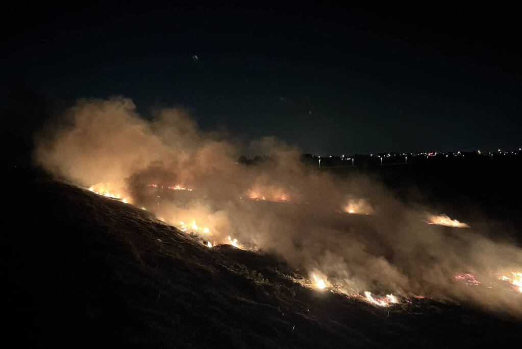 Honderd meter berm in brand