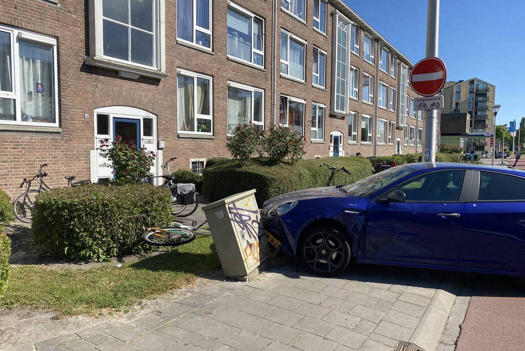 Twee personenauto's klappen op elkaar