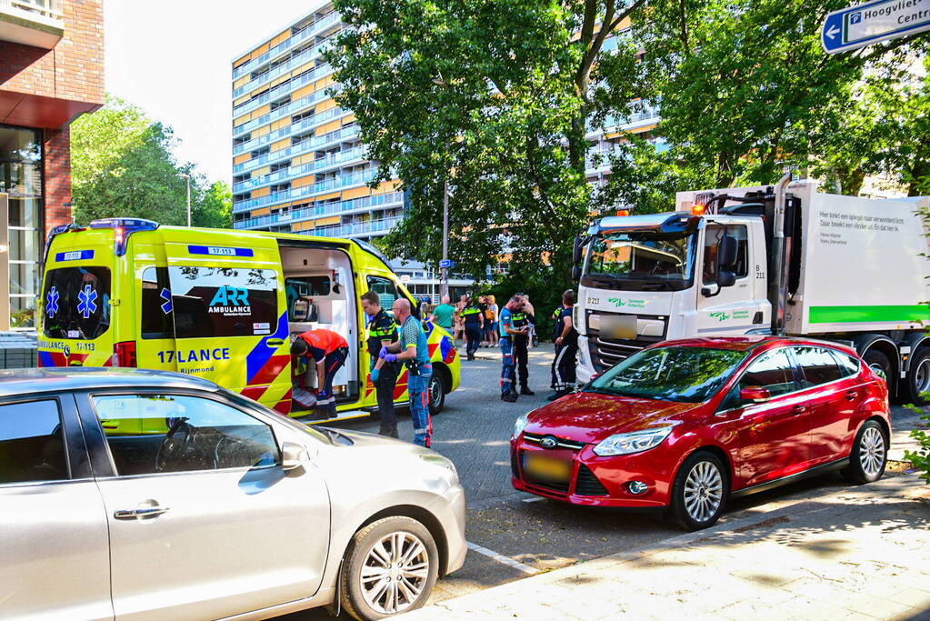 Vrouw zwaargewond bij aanrijding door vuilniswagen