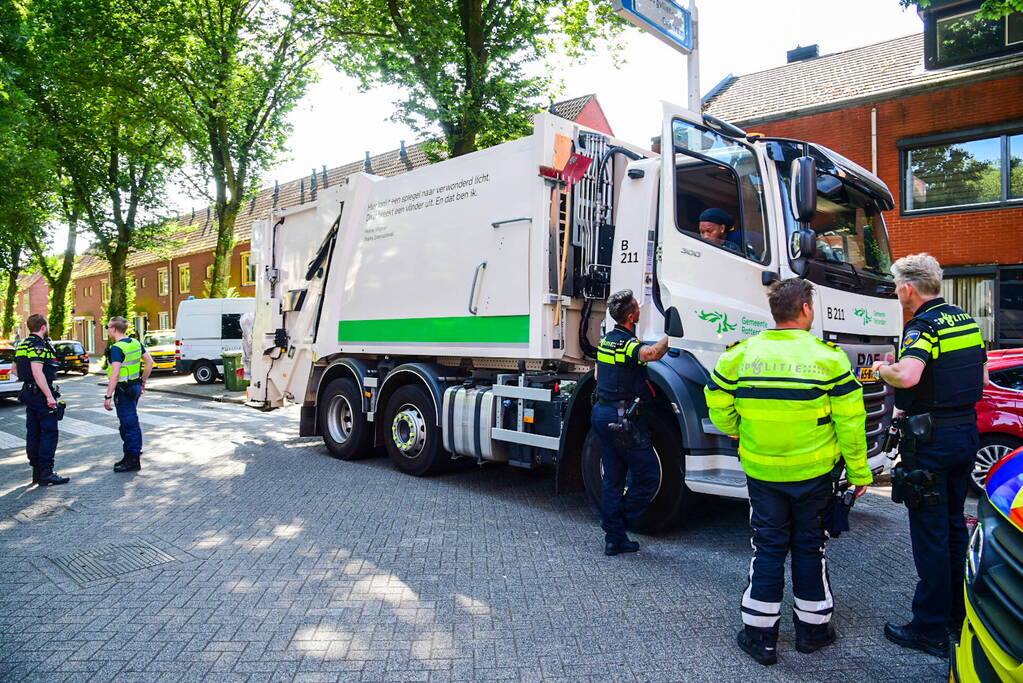 Vrouw zwaargewond bij aanrijding door vuilniswagen