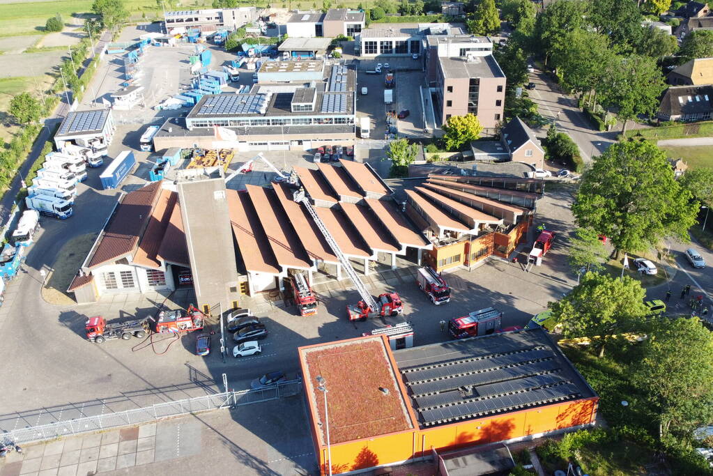 Grote brand op dak van brandweerkazerne