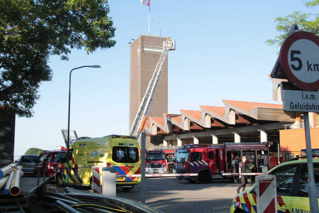 Grote brand op dak van brandweerkazerne