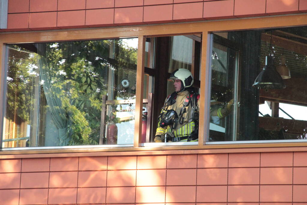 Grote brand op dak van brandweerkazerne