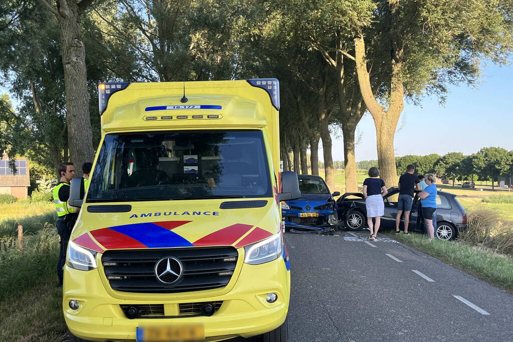 Gewonde bij frontale botsing op dijk