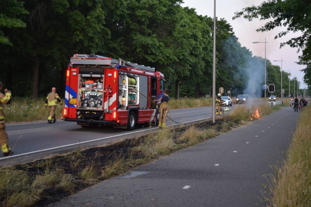 Opnieuw buitenbrand recht tegenover brandweerkazerne