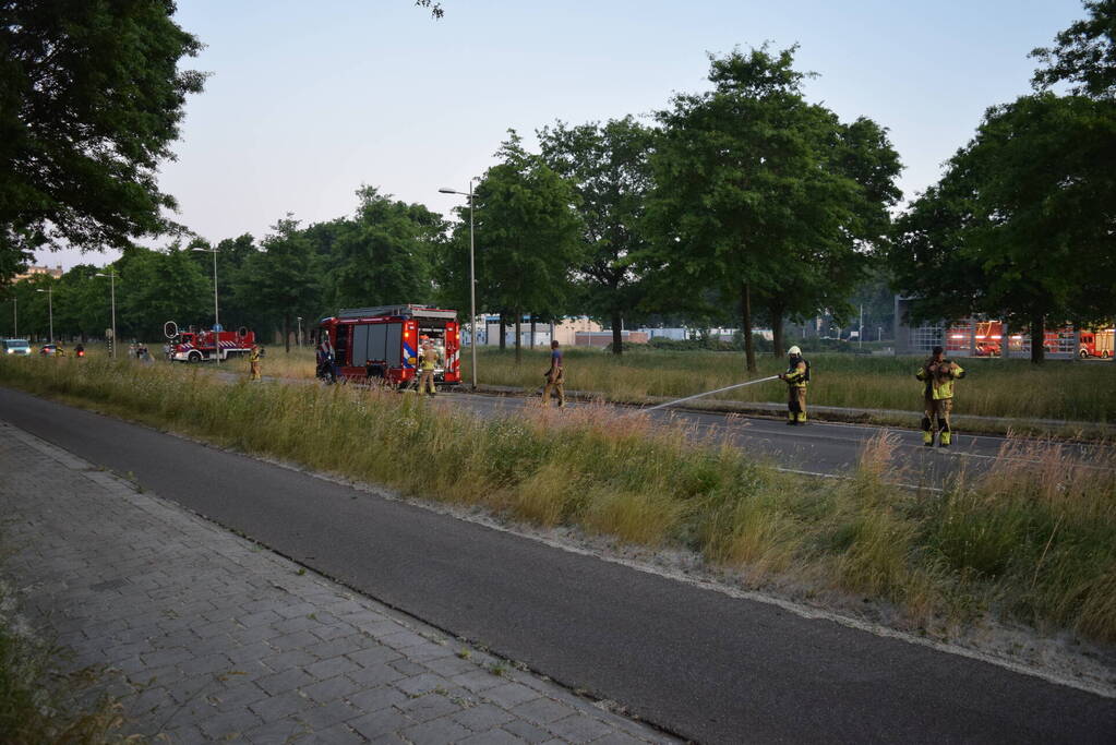 Opnieuw buitenbrand recht tegenover brandweerkazerne