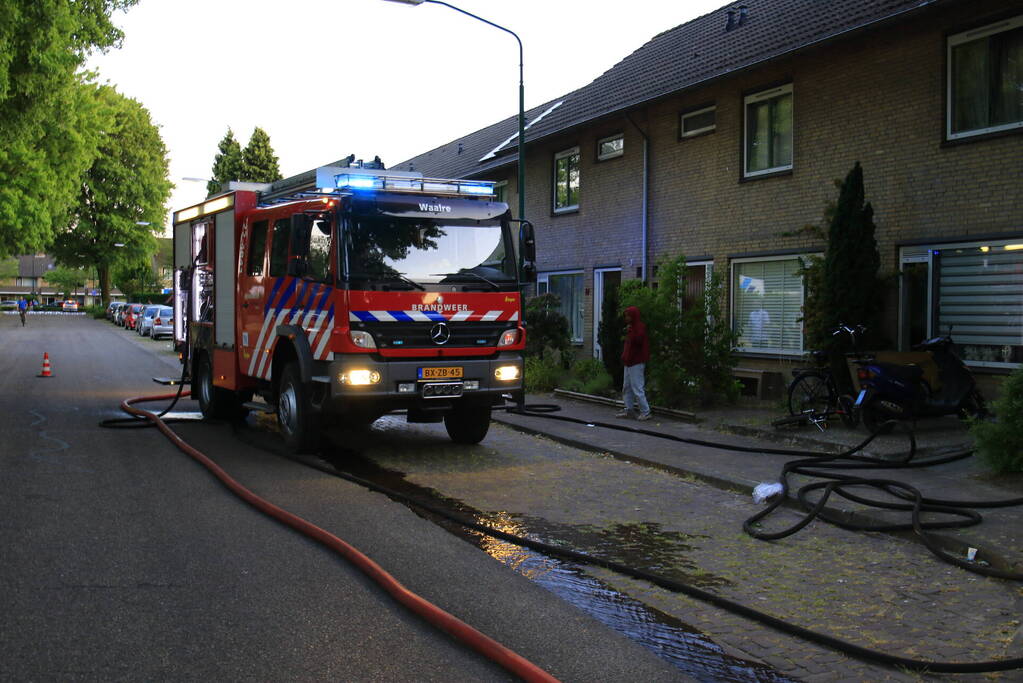 Gewonde bij hevige brand in twee schuren