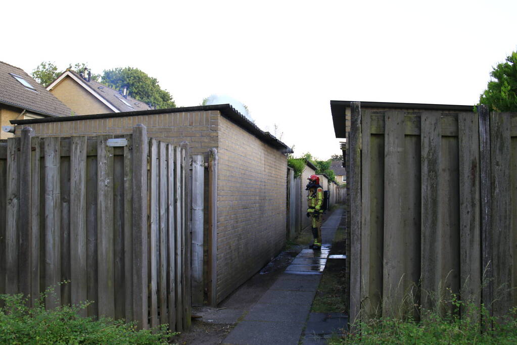 Gewonde bij hevige brand in twee schuren