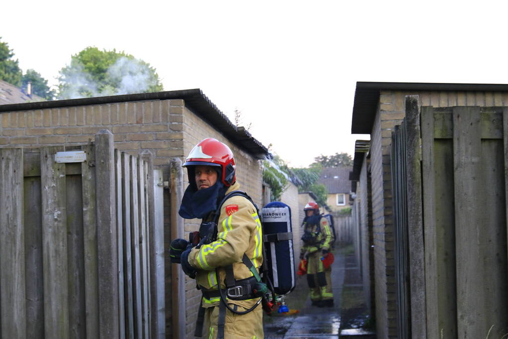 Gewonde bij hevige brand in twee schuren