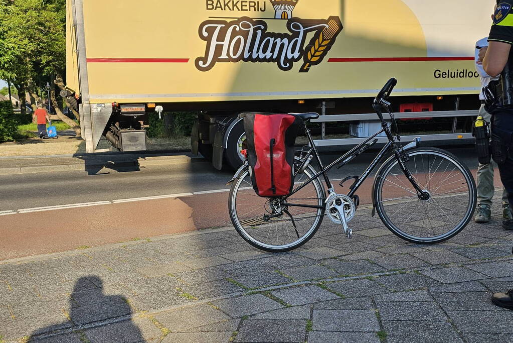 Fietser gewond bij botsing met vrachtwagen