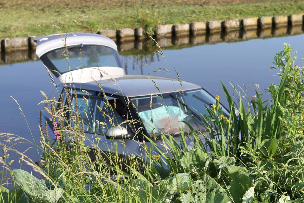 Automobilist eindigt in het water