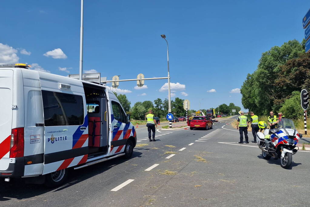 Twee opzittenden van scooter zwaargewond