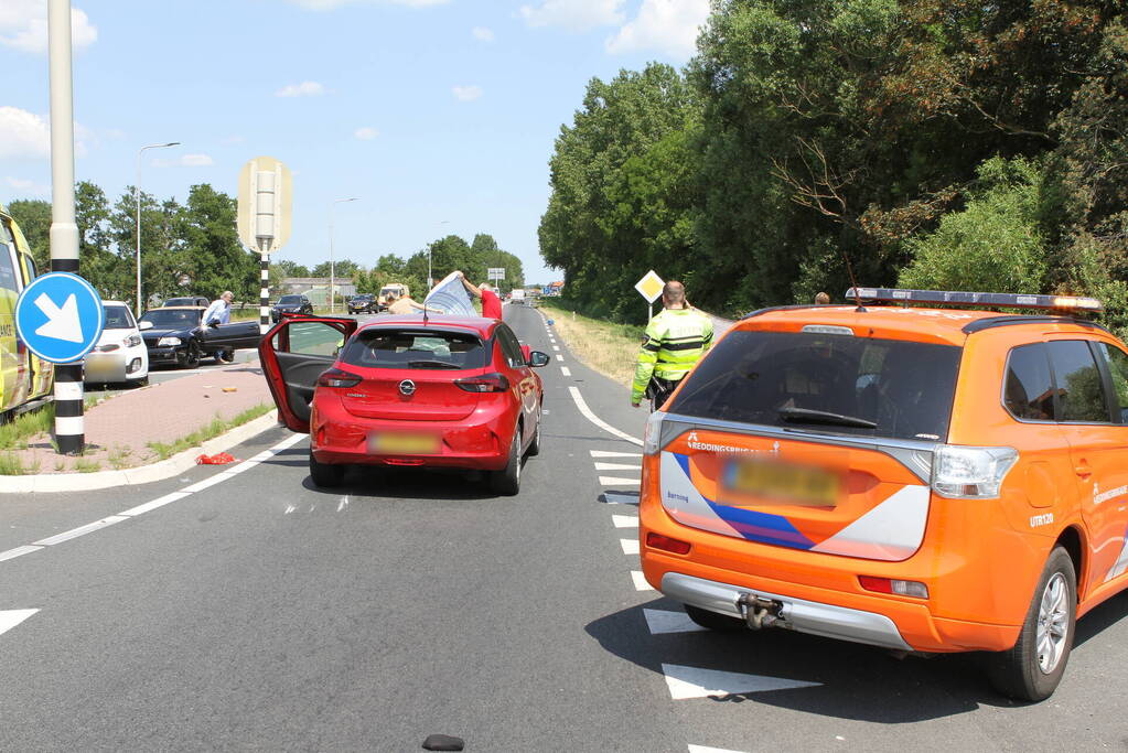 Twee opzittenden van scooter zwaargewond