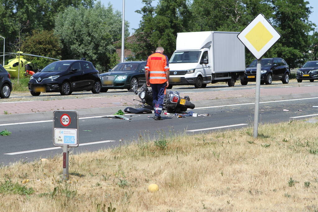 Twee opzittenden van scooter zwaargewond