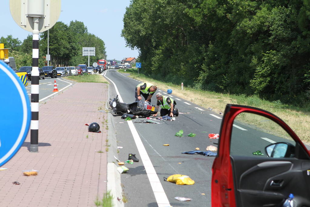 Twee opzittenden van scooter zwaargewond