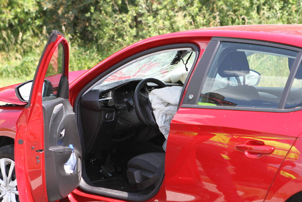 Twee opzittenden van scooter zwaargewond