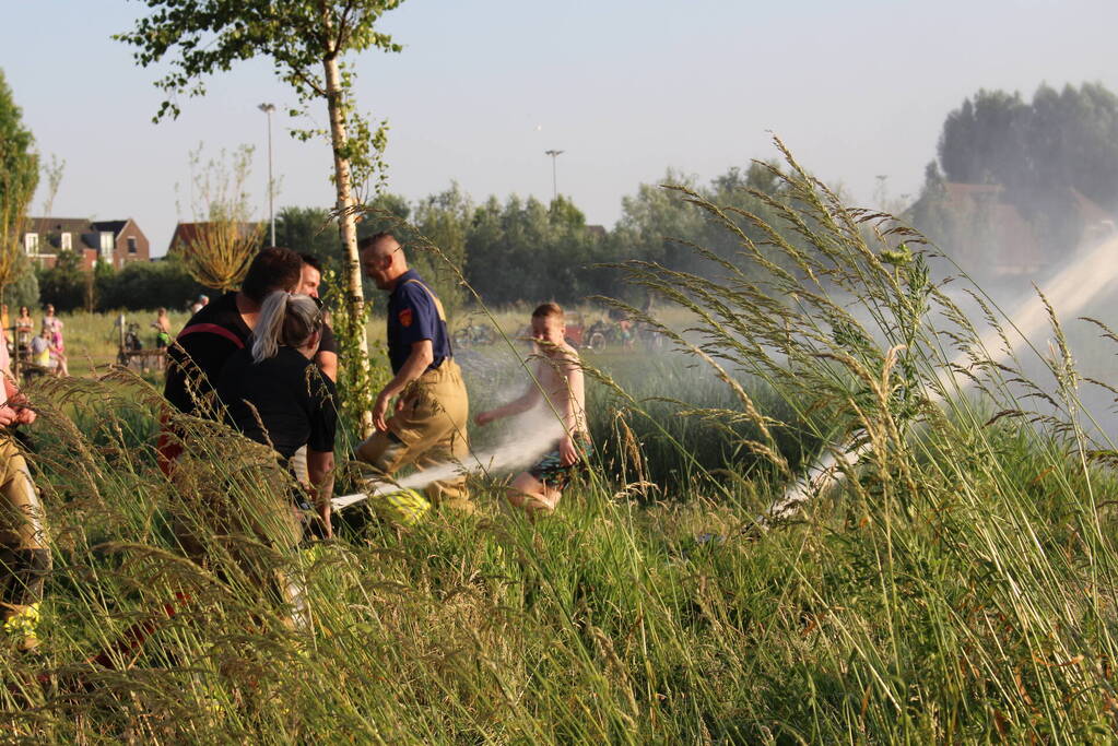 Waterpret in woonwijk door de brandweer