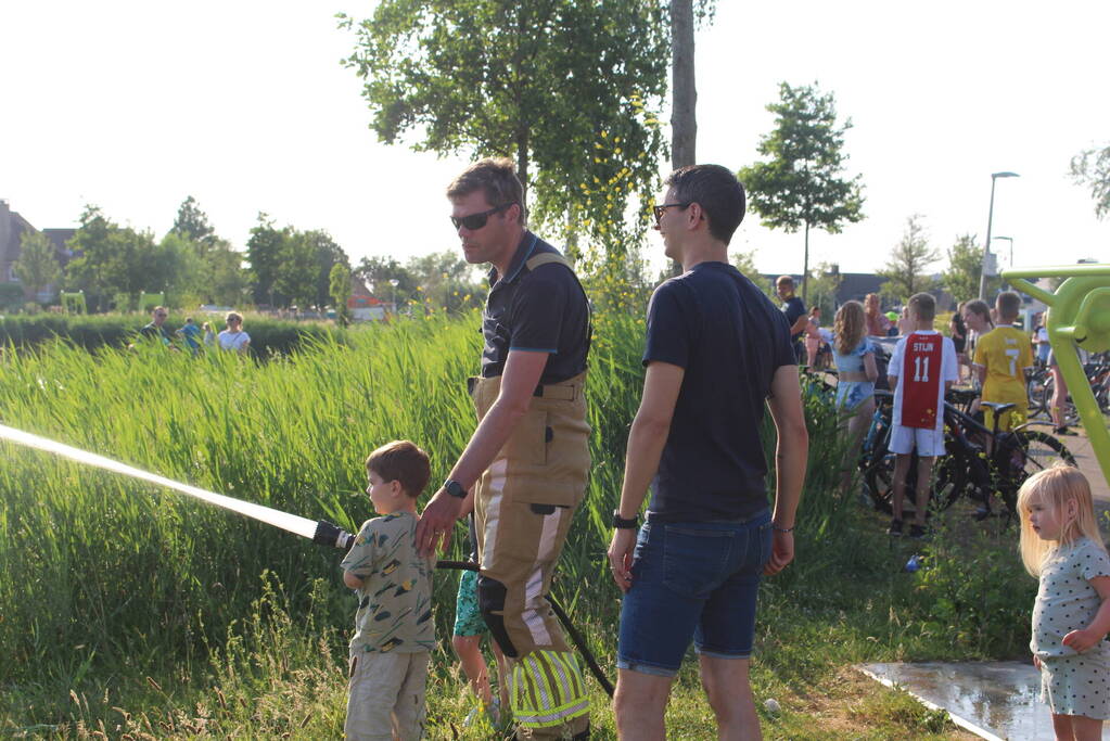 Waterpret in woonwijk door de brandweer